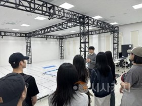 f_사진 2. 동작분석기 원리와 특성에 대한 설명을 듣고 있다.jpg f_사진 2. 동작분석기 원리와 특성에 대한 설명을 듣고 있다.jpg