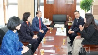 f_사진2) 아산시의회, 신청사 견학 온 영등포구의회와 간담회 개최(2).JPG