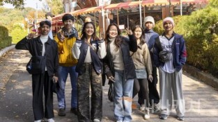 [크기변환]사진 2. 선문대 한국어교육원생이 한국 여가 문화를 체험 하고 있다.jpg