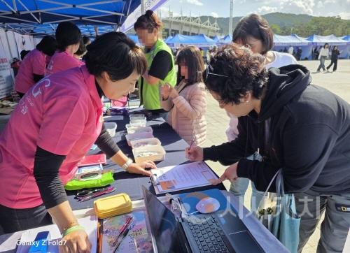 [크기변환]체험 부스 운영 사진 ② (타투·참여 서명).jpg