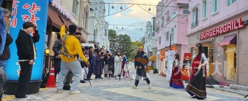 [크기변환]1. 유럽 감성 속 국화 향기… 아산 지중해마을 문화축제 성료 (4).jpg