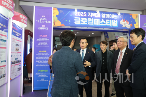 f_사진 2. 문성제 총장(좌측)이 국책사업존에 방문해서 설명을 듣고 있다.png