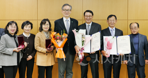 f_2. 대전시 故 강준석 하사 유가족에 무공훈장 전수.png