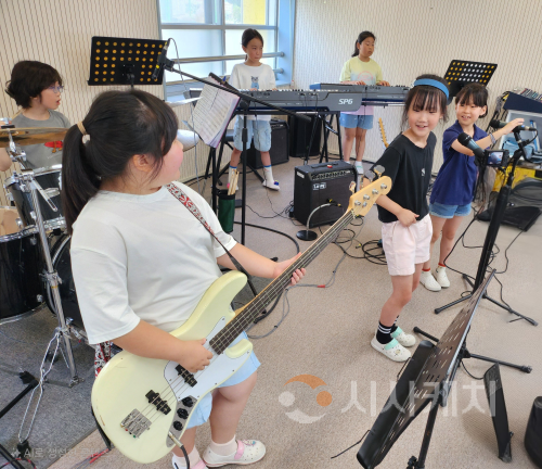 f_20251107_사진추가(늘봄 우수 사례_초1-2 맞춤형 프로그램활동중인 학생들).png