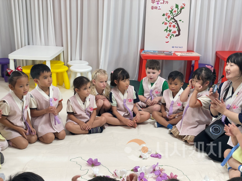 f_사진1_이주배경유아와 함께하는 슬기로운 교사 생활.png