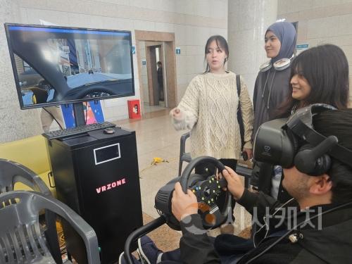 f_사진 1. VR 가상음주체험을 하고 있다.jpg