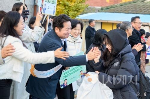 f_1. "수험생 여러분 힘내세요!” 오세현 아산시장, 수능 현장서 수험생 응원 (1).jpg