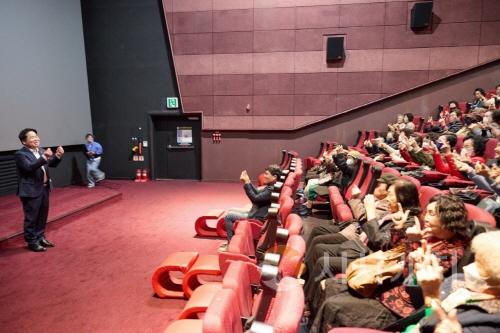 [크기변환]2. 아산시니어클럽, 노인일자리 참여자 문화체험 개최 (3).jpg