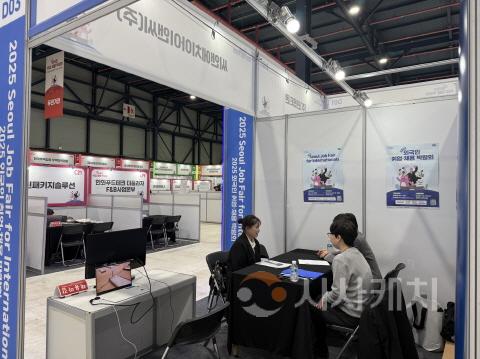 [크기변환]사진 3. 선문대 유학생이 기업 인사담당자와 상담하고 있다.jpg