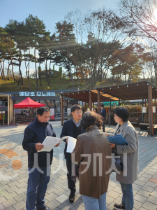 f_1. [예당호 모노레일 앞 광장] 예당호 모노레일 관련 설명을 듣고 있는 아산시의회 천철호 의원(왼쪽부터 아산시의회 천철호의원, 예산군~.png