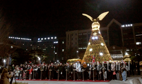 f_251124_보도자료(백석대ㆍ백석문화대 천안시민과 함께하는 ‘크리스마스 트리 점등식’ 열어) 1.png