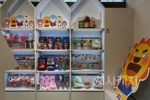 [크기변환]5. 아산시 이순신관광체험센터 ‘충온이네’, 선문대에 굿즈 팝업스토어 열어 (2).jpg