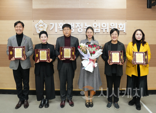 f_사진1_감사패 받은 아산시의회 기획행정농업위원회 의원들.png