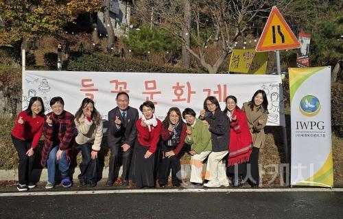 [크기변환]사진1_I W P G 천안지부 들꽃문화제_참여자들이 행사 현장에서 손하트를 하며 평화의 의미를 나누고 있다..jpg