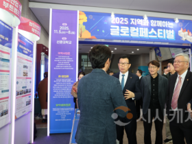 f_사진 2. 문성제 총장(좌측)이 국책사업존에 방문해서 설명을 듣고 있다.png