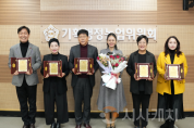 f_사진1_감사패 받은 아산시의회 기획행정농업위원회 의원들.png
