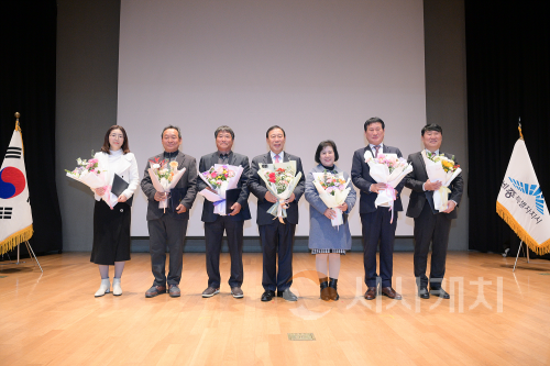 f_농업인 대상_왼쪽 두번째부터 강용규 씨, 박승갑 씨, 최민호 시장, 류명순 씨(농업정책과).png