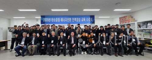 f_사진 1. 수료식 단체 기념 촬영을 했다.png