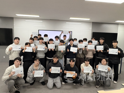 f_사진 1. Catia MES국제 자격증 인증서를 취득한 후 기념촬영.png