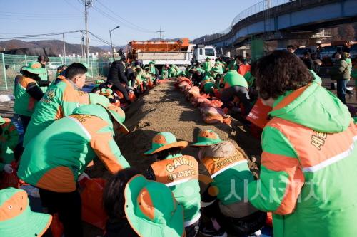 [크기변환]겨울철_제설용_모래주머니_제작(자연재난과)2.jpg