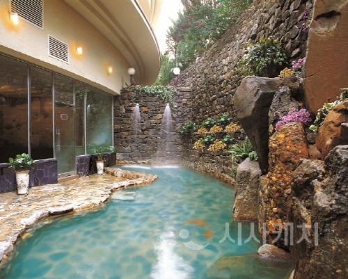 [크기변환][크기변환]1. 대한민국 ‘최고(最古)’ 온양온천, ‘최고(最高)’의 치유를 선사하다 (4).jpg