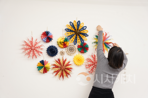 f_사진 1. 마음 활력 크래프트에 참여한 어머니들의 공예하는 모습.png