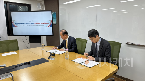 f_사진 1. 협약서에 서명하고 있다(좌측부터 정진동 대표, 권진백 산학협력단장).png