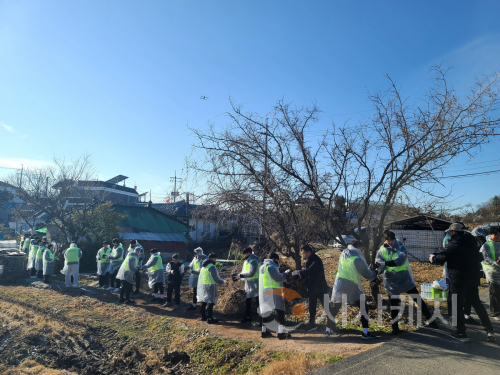 f_사진 1. 선문대 축구부가 연탄봉사 활동을 하고 있다.png