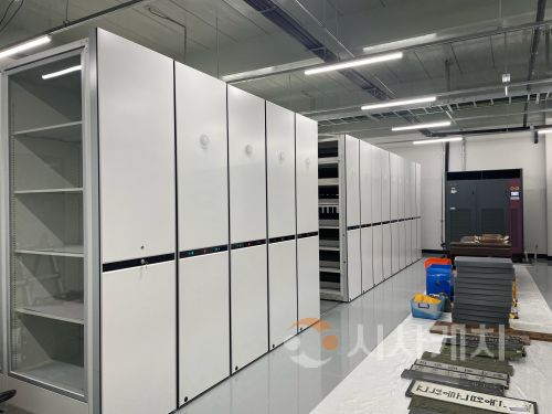 f_사진_충청남도교육청기록원 개원을 위한 이동식 서가 구축 마무리.png