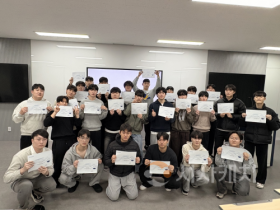 f_사진 1. Catia MES국제 자격증 인증서를 취득한 후 기념촬영.png