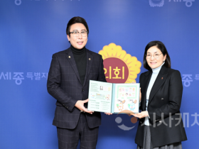 f_결핵퇴치 기금 크리스마스 씰 증정식 (1).png