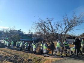 f_사진 1. 선문대 축구부가 연탄봉사 활동을 하고 있다.png