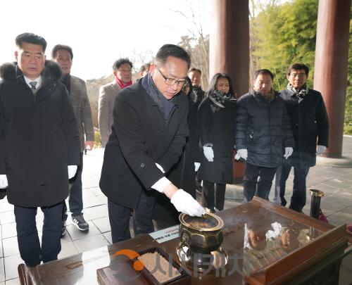 [크기변환]사진3_현충사 참배로 병오년 새해 첫날 일정 시작.JPG