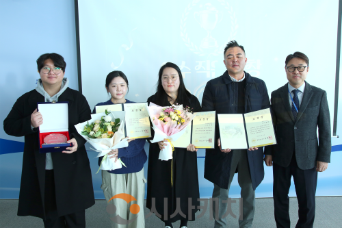 f_[사진자료] 관광진흥성과 인증 표창을 수여받은 직원들과 최동석 관광사업본부장(오른쪽).png