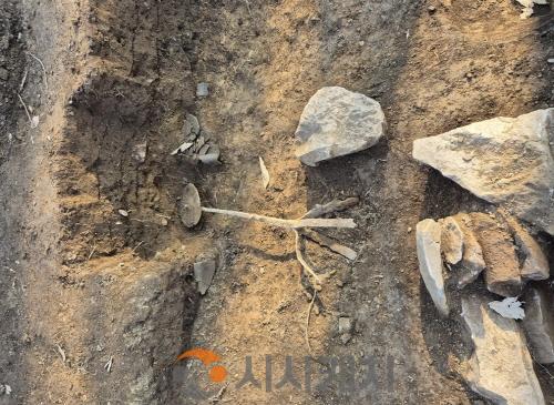 [크기변환]1. 아산 승계산성서 한성백제 축성 흔적 확인… 고고학적 단서 확보(3)_추정거울 출토전경.jpg