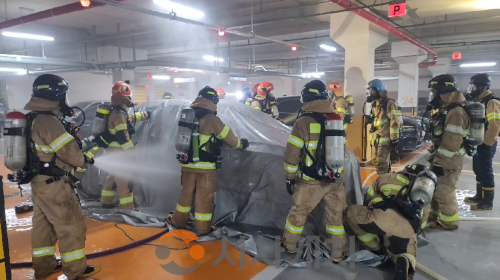 f_전기차 화재_질식소화포 활용 진압 장면(소방본부).png