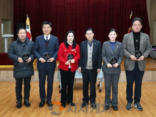 [크기변환]사진_문화복지환경위원회 의원들이 감사패를 수상했다.JPG