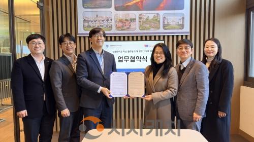 f_사진 1. 협약 후 기념촬영(좌 김희준 한국TOEIC위원회 본부장, 우 김선옥 선문대학교 외국어교육원장).jpg