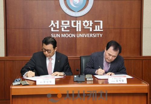 f_사진 1. 협약서에 서명하고 있다(좌 문성제 총장, 우 김지철 교육감).JPG