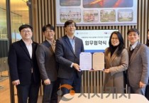 f_사진 1. 협약 후 기념촬영(좌 김희준 한국TOEIC위원회 본부장, 우 김선옥 선문대학교 외국어교육원장).jpg