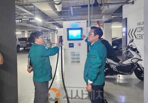 f_1. 김석필 천안시장 권한대행 부시장이 공동주택 지하주차장 전기차 충전시설을 점검하고 있다. (1).jpg