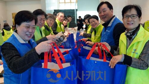 [크기변환]260203_보도자료(백석문화대 RISE사업단, 천안시 행복키움지원단과 설맞이 나눔 실천) 03.JPG