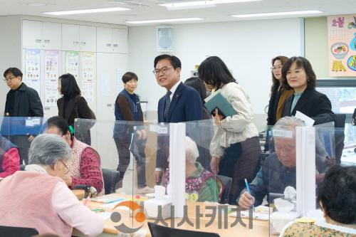 [크기변환]정책기획과(김석필 권한대행 복지사각지대 현장 점검-통합돌봄센터) (1).jpg