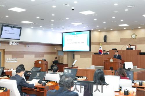 [크기변환]사진_제264회 아산시의회 임시회 5분 자유발언_맹의석 의원(2).JPG