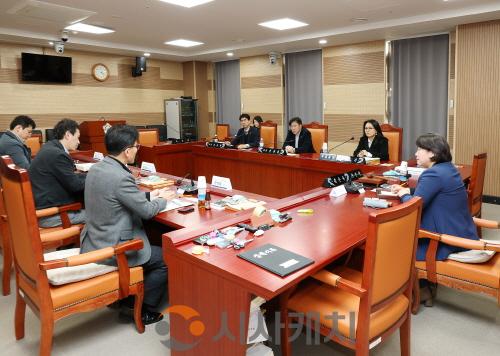 [크기변환]사진_아산시의회 건설도시위원회, 지역 건설업 활성화 위한 간담회 개최(1).JPG