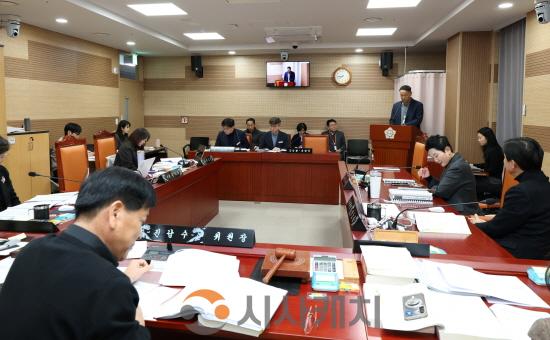 [크기변환]사진2_제264회 임시회 주요업무계획보고에서 기획행정농업위원회가 늦은 시각까지 업무보고를 이어갔다.JPG