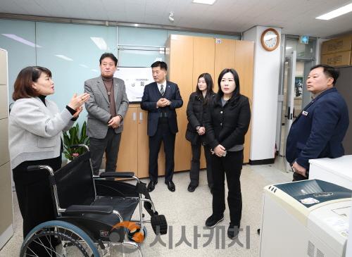 [크기변환]사진_문화복지환경위 주요업무계획보고 중 신설된 장애인복지과 사무실 현장방문 (3).JPG