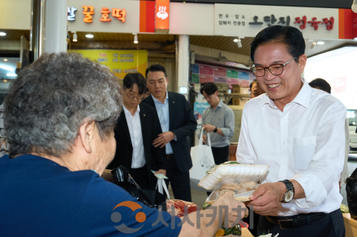 f_일자리경제과(김석필 천안시장 권한대행 전통시장 방문) (1).png