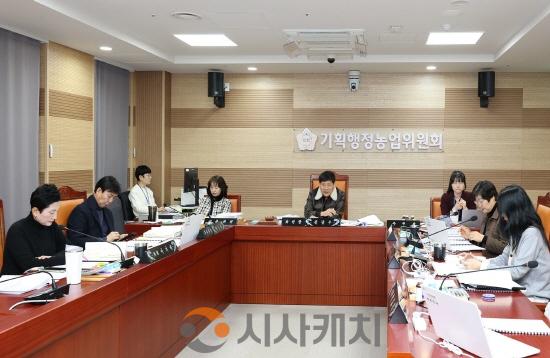 [크기변환]사진_기획행정농업위원회가 제264회 임시회 중 주요업무 계획보고를 하고 있다(1).JPG