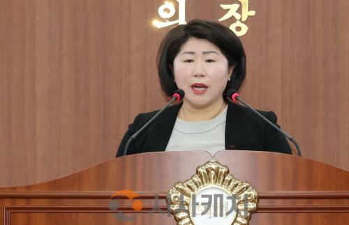 [크기변환]사진_제264회 아산시의회 임시회 5분 자유발언하는 김은복 의원.JPG
